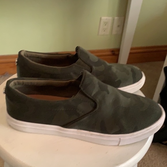 Steve Madden Slides Dark Camo - Picture 2 of 4